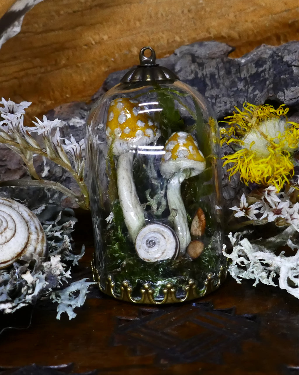 Terrarium pendant with mushrooms